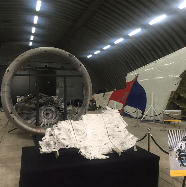 Отчет по крушению Boeing: журналистам показали собранный по кускам MH17