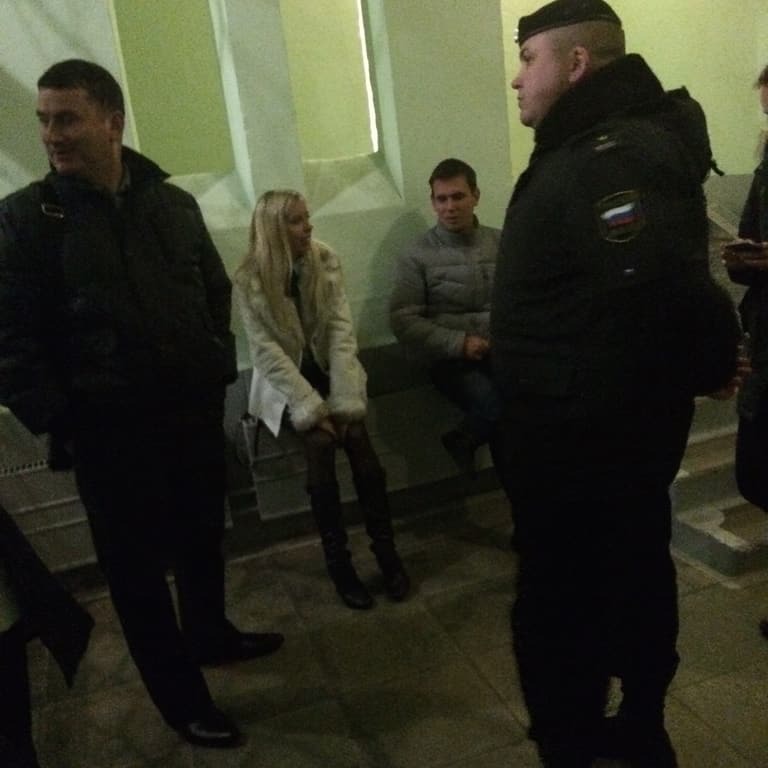 К Навальному приехали арестовывать имущество: фото с места событий