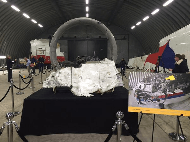 Звіт по краху Boeing: журналістам показали зібраний по шматках MH17