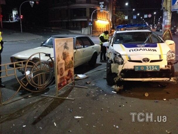 В центре Киева разбился автомобиль полиции: фотофакт