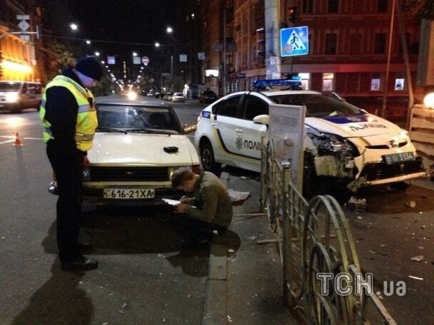 У центрі Києва розбився автомобіль поліції: фотофакт