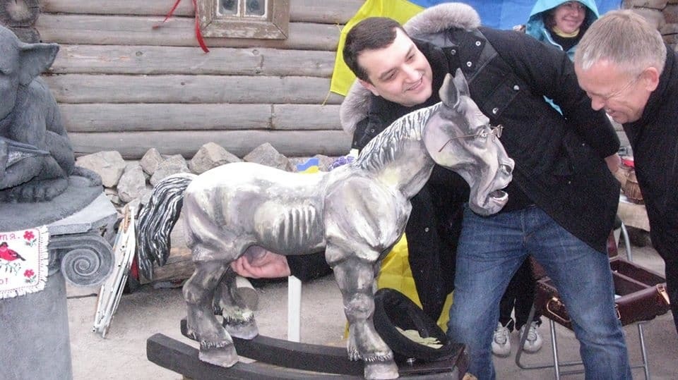 "Дебилы, б..": в Запорожье открыли памятник Лаврову-лошади