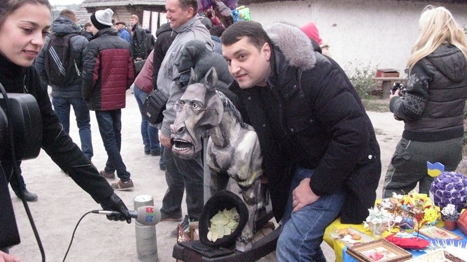 "Дебилы, б..": в Запорожье открыли памятник Лаврову-лошади