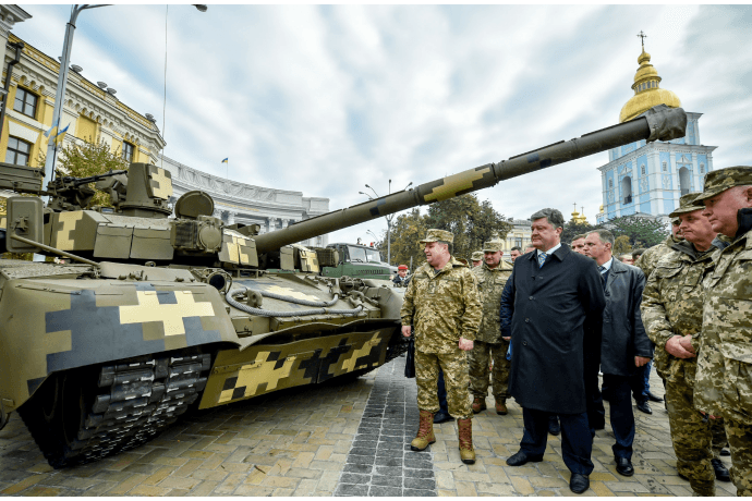 Не нужно расслабляться: Порошенко поздравил бойцов и мирных жителей с Днем защитника Украины