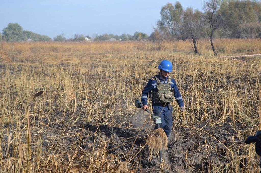 Взрывы снарядов на Киевщине: спасатели показали опасные находки