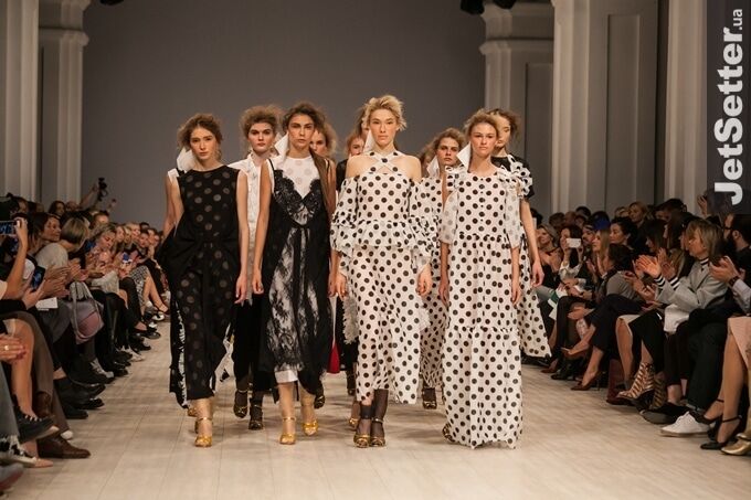 Лилия Пустовит открыла Украинскую неделю моды ярким показом: ромашки и горошек в тренде