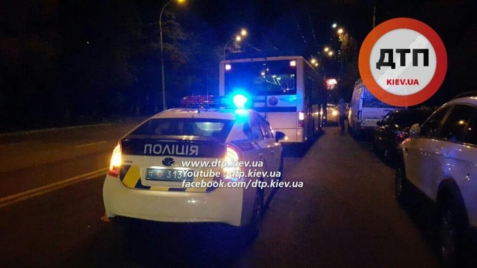 В Киеве у троллейбуса на ходу отвалилось колесо: фото с места ДТП