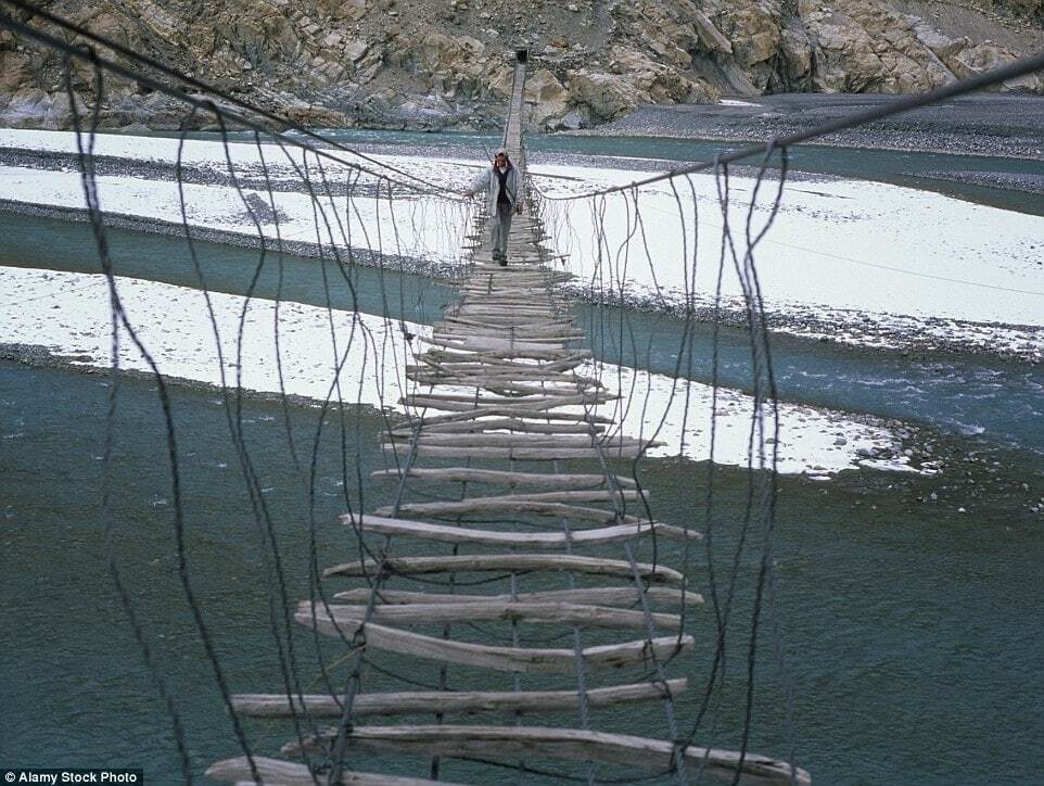 Шлях для сміливих: названі найнебезпечніші мости і переправи у світі