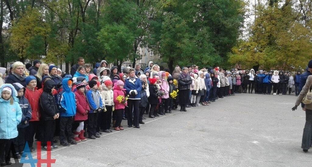 В "геройской школе" Донецка открыли мемориальную доску в честь террориста: фотофакт