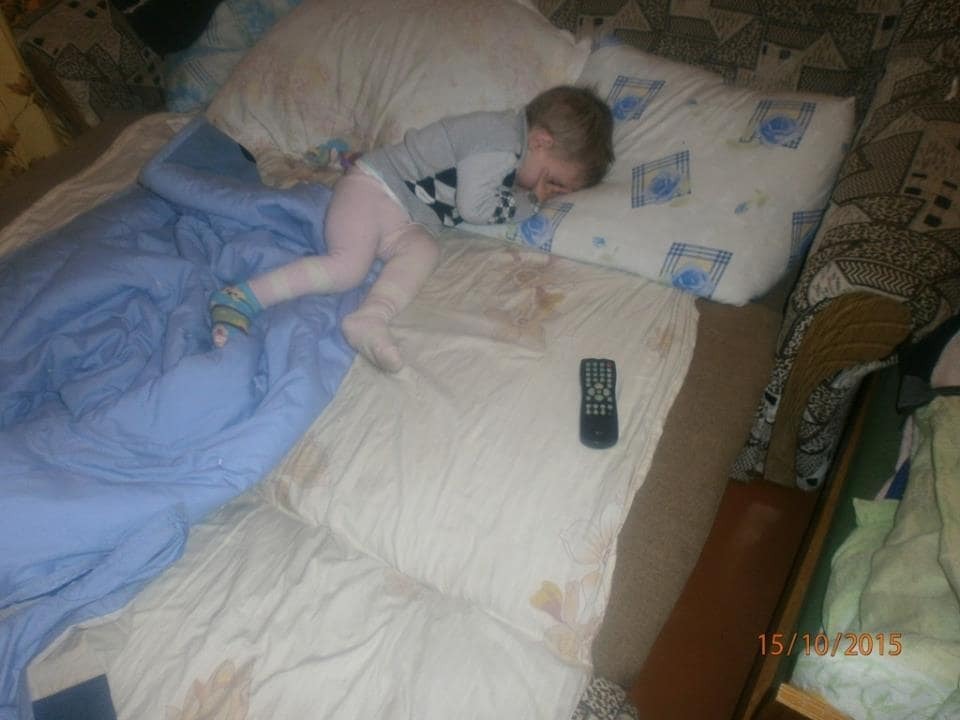 На Київщині рятувальники звільнили з "ув'язнення" 2-річного малюка: фотофакт