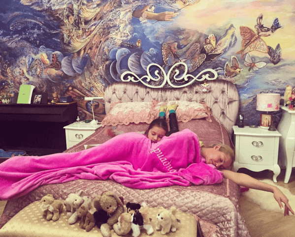 "Я заслужила отдых": Волочкова начала утро с шампанского и уснула с игрушками