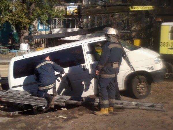 В Киеве автомобиль провалился под асфальт: фотофакт