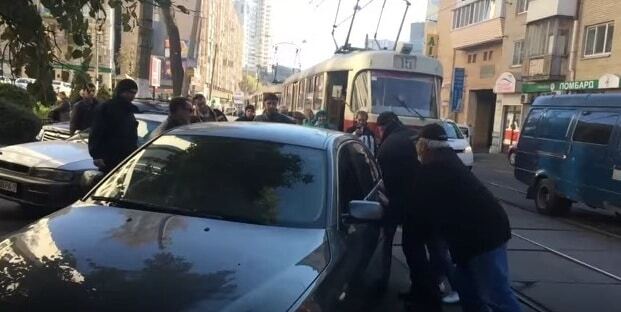 В Киеве недовольные пассажиры убрали BMW с трамвайных рельсов