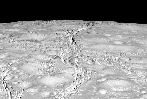 На спутнике Сатурна обнаружили снеговика: фотофакт