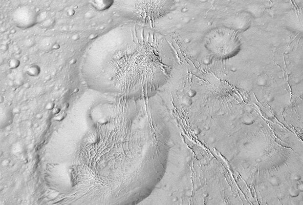На спутнике Сатурна обнаружили снеговика: фотофакт