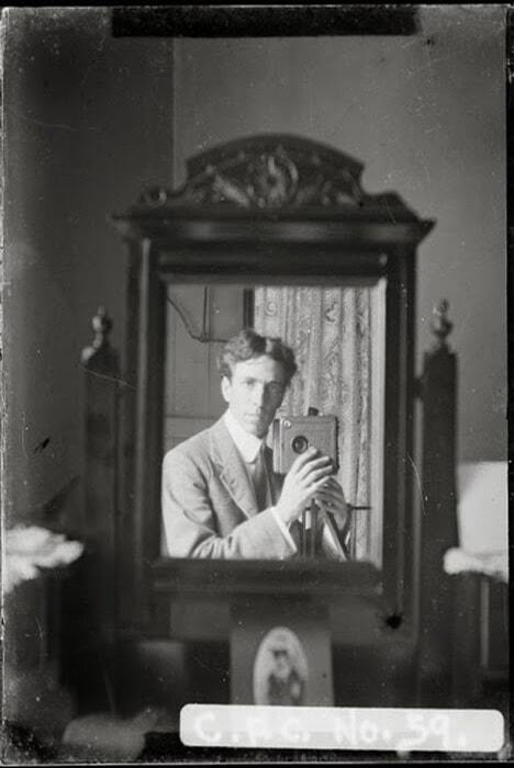 Опубликована поразительная подборка селфи в зеркале, сделанных 100 лет назад