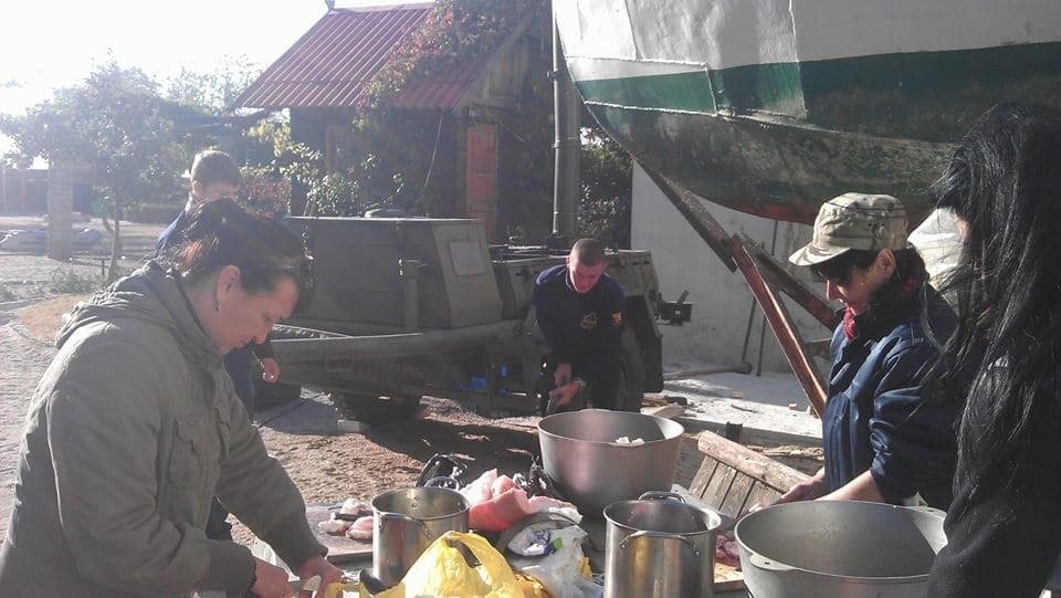 В Бердянске волонтеры устроили горожанам раздачу горячей каши