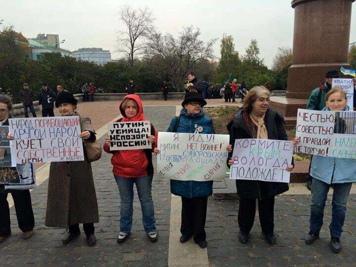 Антивоєнний мітинг у Москві: поліція затримала двох і оточила забуту сумку