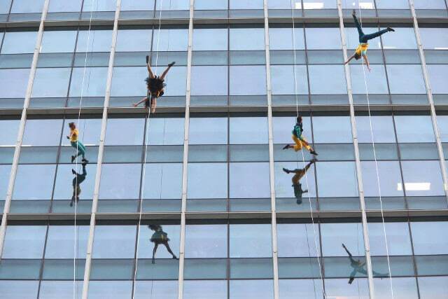 В Шанхае на небоскребе станцевали "балет по вертикали": опубликованы фото и видео