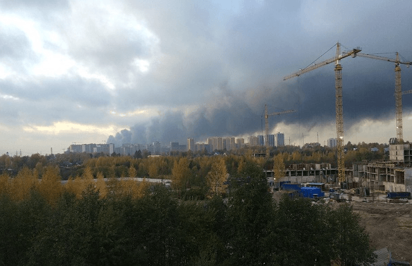 У Петербурзі спалахнула пожежа, городяни почули вибухи