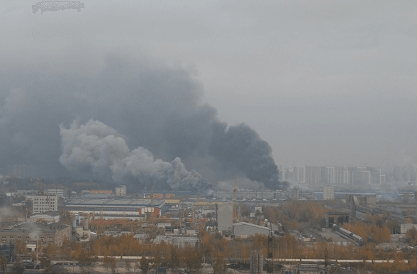 В Петербурге  вспыхнул пожар, горожане услышали взрывы