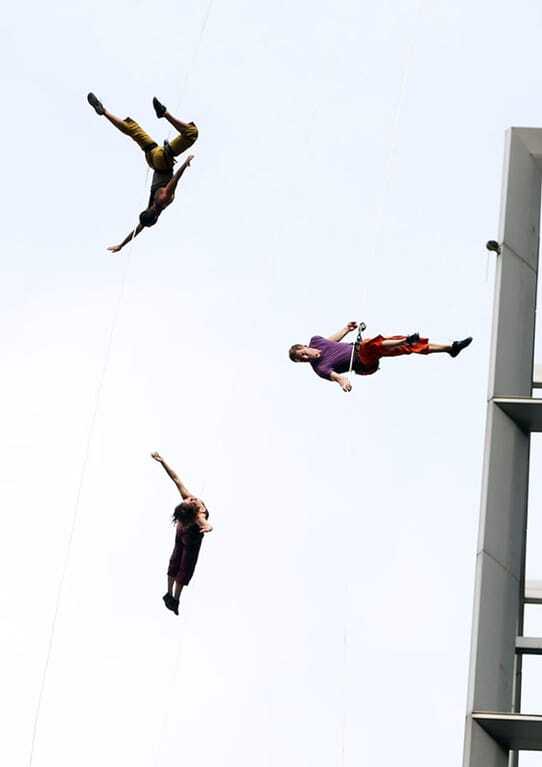 В Шанхае на небоскребе станцевали "балет по вертикали": опубликованы фото и видео