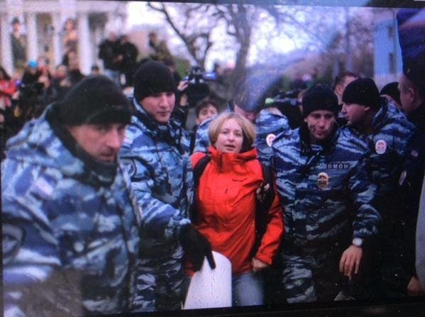 Антивоенный митинг в Москве: полиция задержала двоих и оцепила забытую сумку