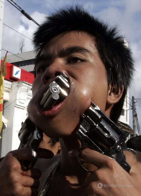 "В рот мне ножны!": в Таиланде начался шокирующий фестиваль вегетарианцев. Фоторепортаж