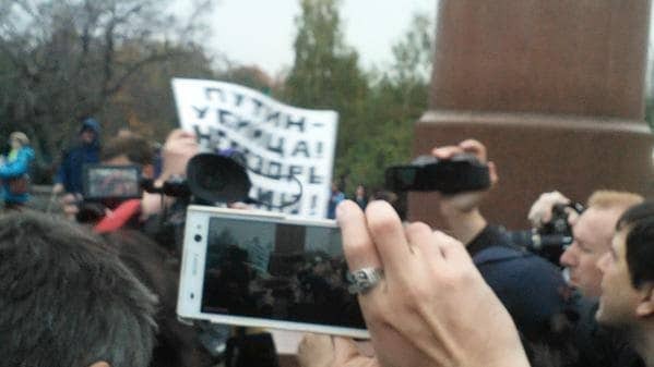 Антивоєнний мітинг у Москві: поліція затримала двох і оточила забуту сумку