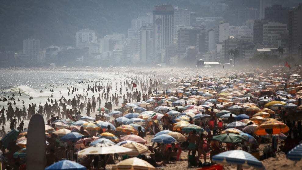 Пляж або смерть: в Ріо-де-Жанейро жителі змушені рятуватися від спеки