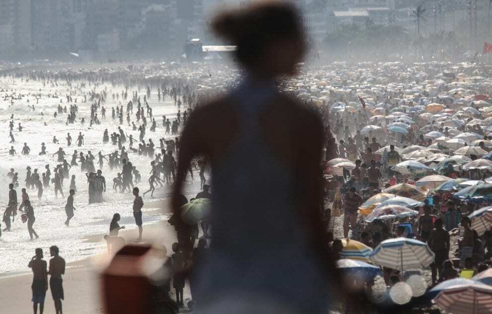В Рио-де-Жанейро жители вынуждены спасаться от жары на пляжах