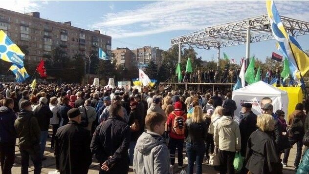 В Мариуполе прошли протесты против проведения выборов: фоторепортаж