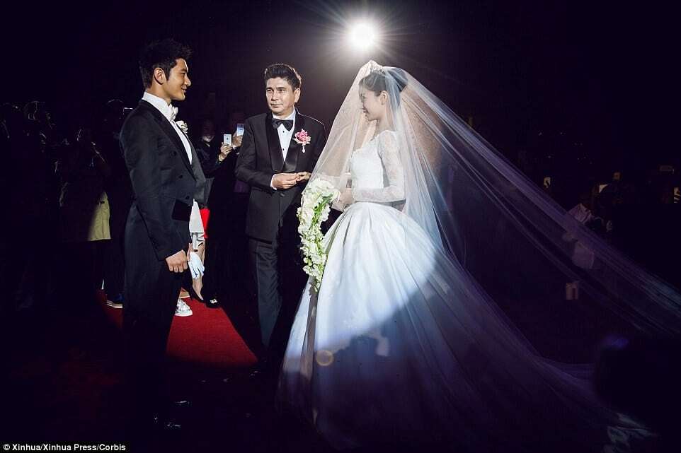Китайская Ким Кардашьян сыграла шикарную свадьбу за $31 млн: фоторепортаж