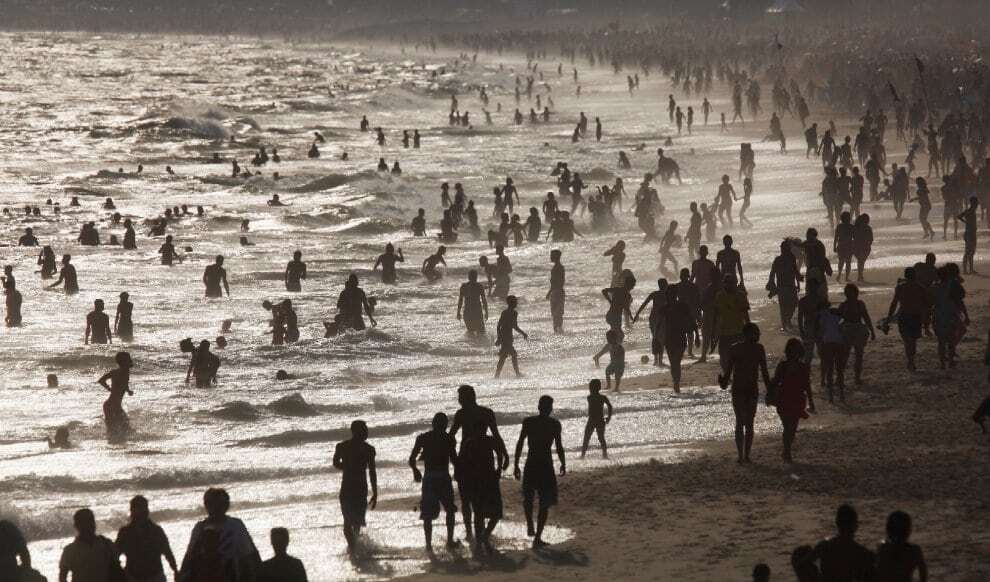 В Рио-де-Жанейро жители вынуждены спасаться от жары на пляжах