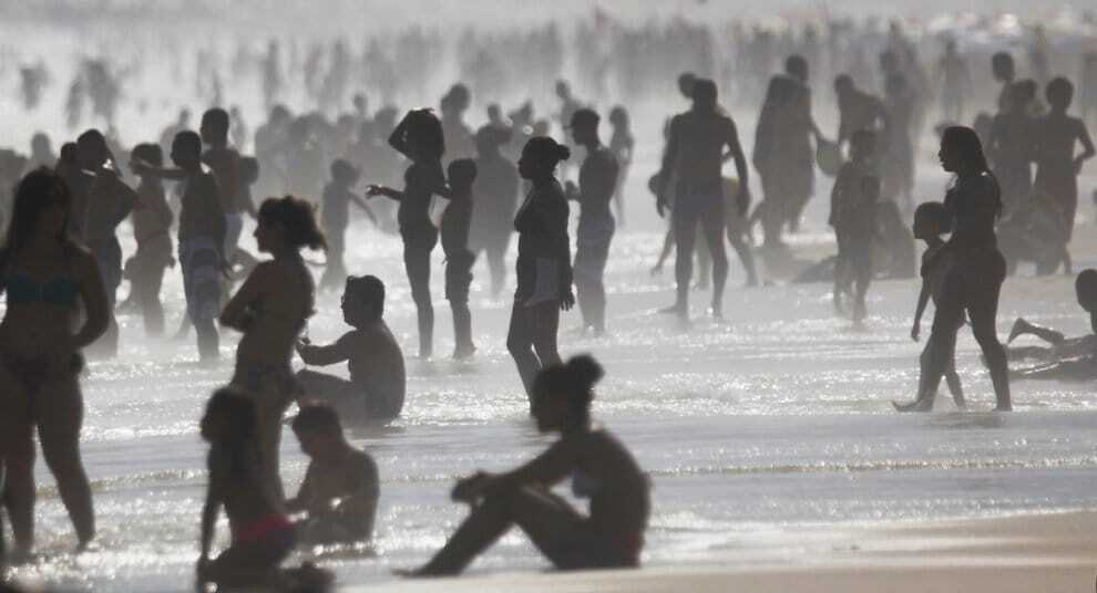 Пляж или смерть: в Рио-де-Жанейро жители вынуждены спасаться от жары