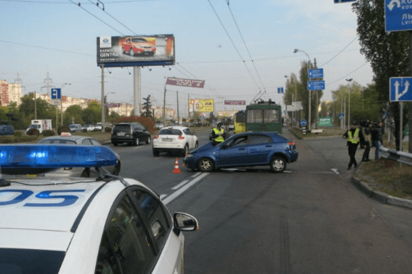 У Києві Chevrolet на повному ходу протаранив тролейбус з людьми: опубліковані фото