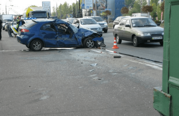 В Киеве Chevrolet на полном ходу протаранил троллейбус с людьми: опубликованы фото