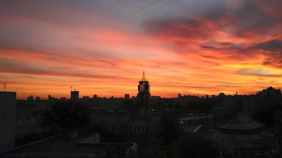 Небо над Києвом спалахнуло яскравими фарбами: дивовижні знімки