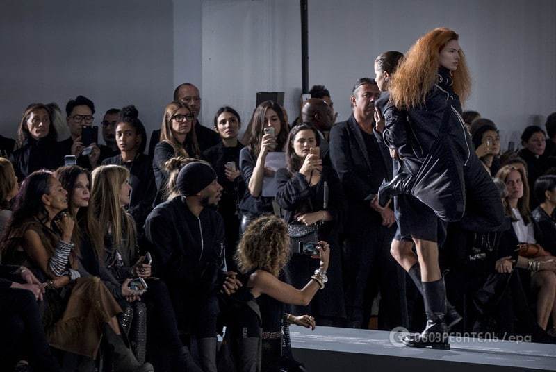 Мода не для всіх: "дівчина-рюкзак" зробила фурор в Парижі