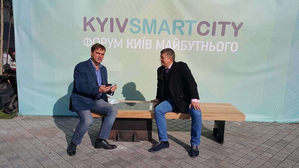 В Киеве презентуют лавочку с солнечной батареей: опубликованы фото