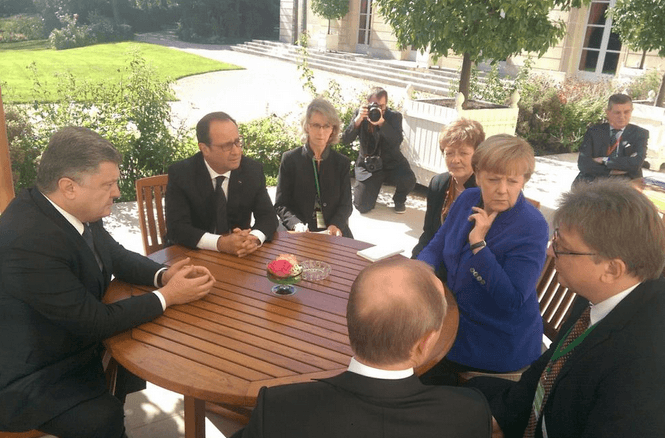 Порошенко, Олланд и Меркель не хотели смотреть на Путина: фотофакт