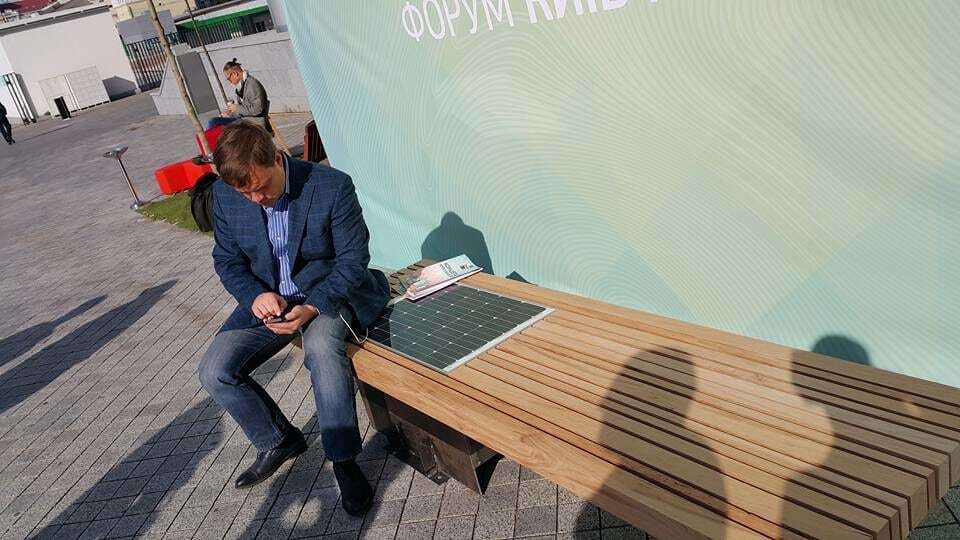 В Киеве презентуют лавочку с солнечной батареей: опубликованы фото