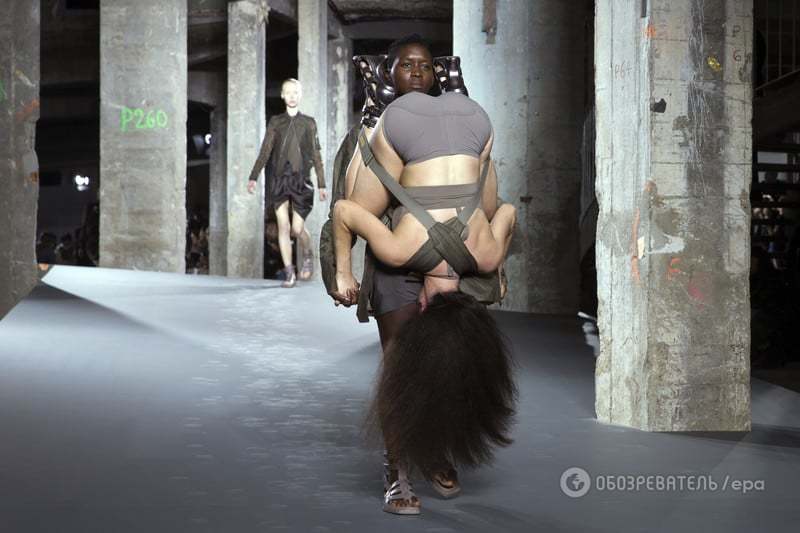Мода не для всех: "девушка-рюкзак" произвела фурор в Париже