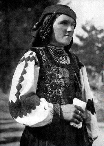 Как выглядели украинки 100 лет назад: вышитые наряды, бусы и роскошные венки 