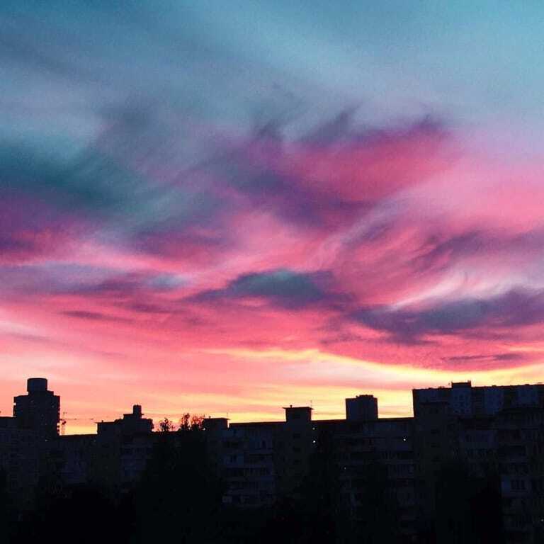 Небо над Києвом спалахнуло яскравими фарбами: дивовижні знімки