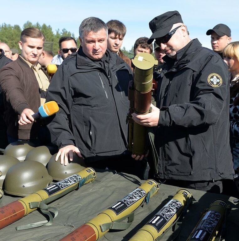 Аваков дав Турчинову постріляти з американської супергвинтівки: опубліковані фото