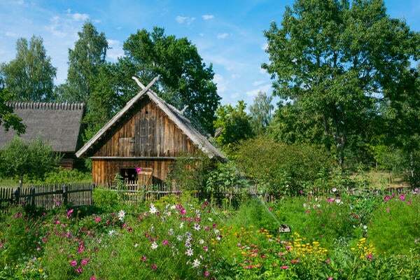 Уютно и стильно: как выглядят дачи и сады в Польше