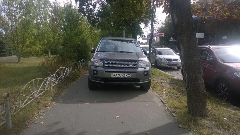 Land Rover не дает прохода киевлянам: фото нарушителя
