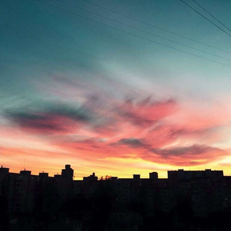 Небо над Киевом вспыхнуло яркими красками: удивительные снимки