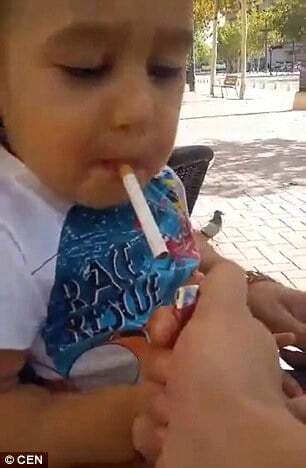 В сети появилось шокирующее видео: маленького ребенка заставили курить и пить пиво